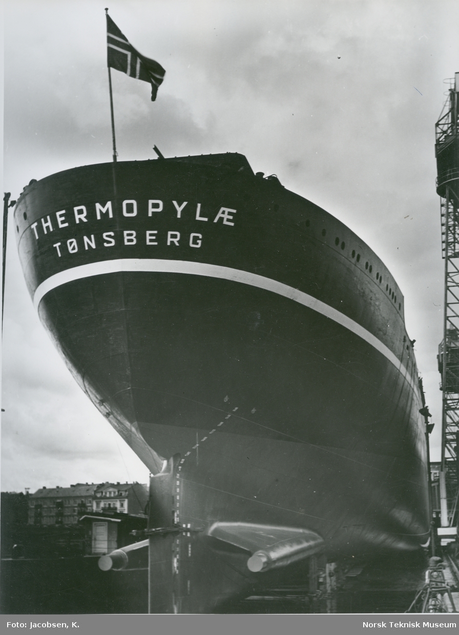 Aktrerenden til cargolineren M/S Thermopylæ, B/N 483 før stabelavløpning på Akers Mek. Verksted 29. juni 1949. Skipet ble levert i 1949 til Wilh. Wilhelmsen.
