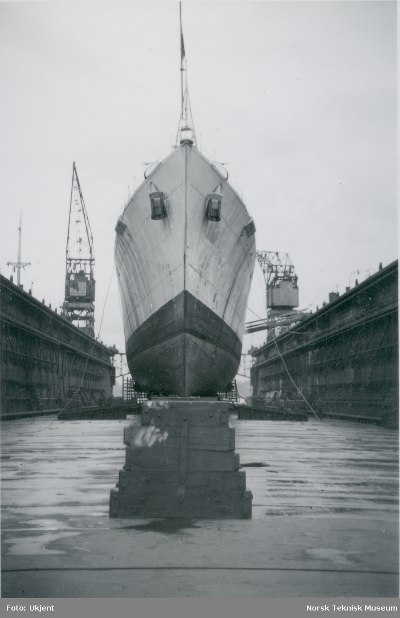 Lasteskipet M/S Baldrian, B/N 486 i flytedokk på Akers Mek. Verksted. Skipet ble levert i 1947 til Fred. Olsen & Co.