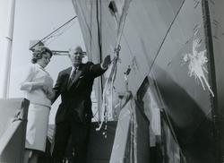 Gudmoren døper hekktråleren/linebåten M/S Thue Jr., B/N 552 