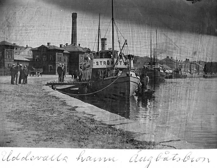 Text på kortet: "Uddevalla hamn Ångbåtsbron".
.

