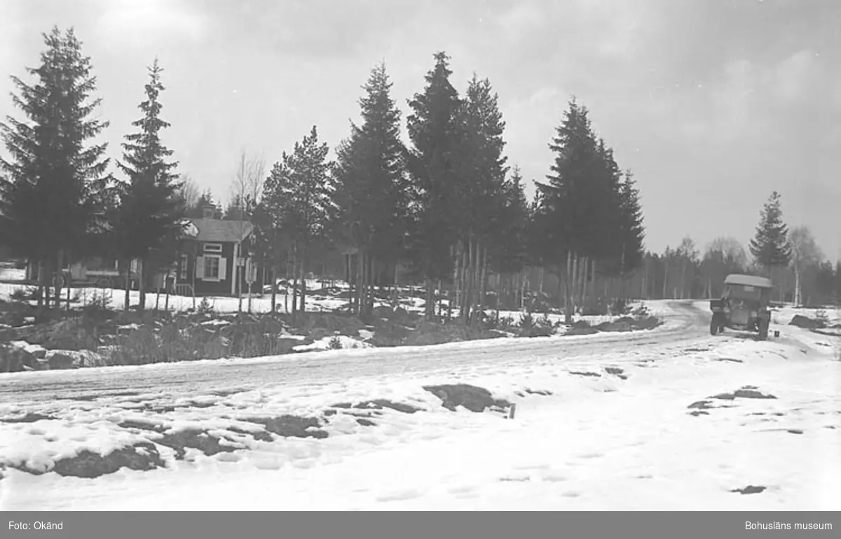 Text till bilden: "Hus, väg, gammal bil, vinter".