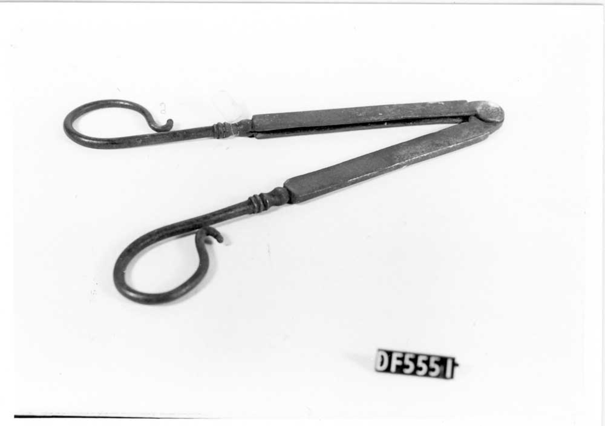 En saks-lignende gjenstand brukt til å klakke bukker og værer med.