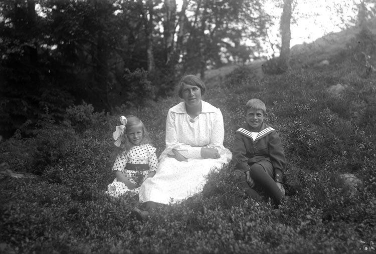 Sofia Mattsson med barnen Daga och Bertil 1924