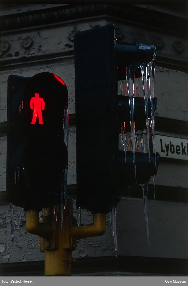 trafikklys, rød mann, istapper, gateskilt