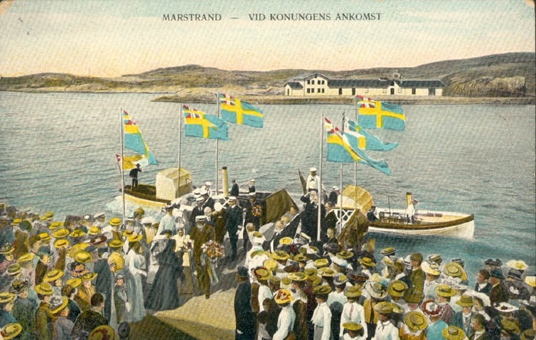 Tryckt text på kortet: "Marstrand - Vid kungens ankomst."


