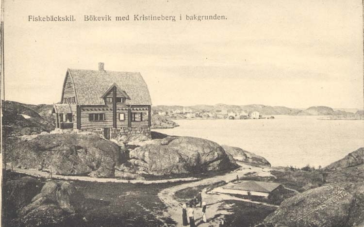 Tryckt text på kortet: "Fiskebäckskil. Bökevik med Kristineberg i bakgrunden."
"Förlag: Tekla Bengtssons Pappershandel, Fiskebäckskil."