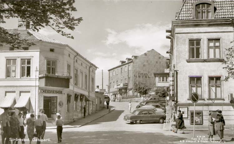 Människor på Västra Klevgatan en solig dag i Strömstad 1955.