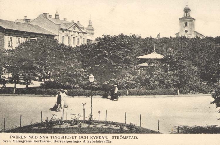 Tryckt text på kortet: "Parken med nya tingshuset och Kyrkan. Strömstad." 
"Sven Malmgrens Kortvaru-, Herrekiperings- & Sybehörsaffär."