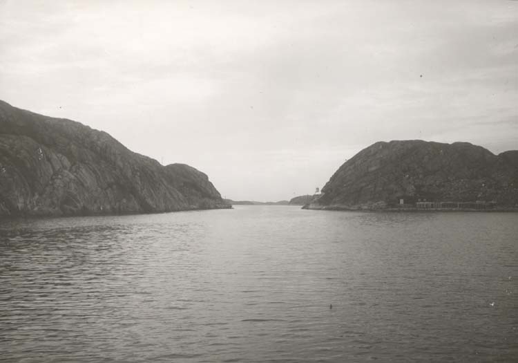 Noterat på kortet: "Havstenssund."
"Inloppet fr. söder."
"Foto (C87) Dan Samuelson 1924. Köpt Dec. 1958."