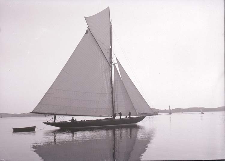 Båten var norsk och hette Mignon. Skaftö i bakgrunden.