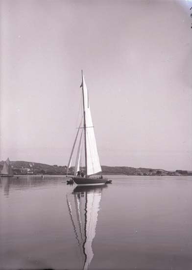 Båten hette Mignon och var norsk. Lysekil med Grötö i bakgrunden.