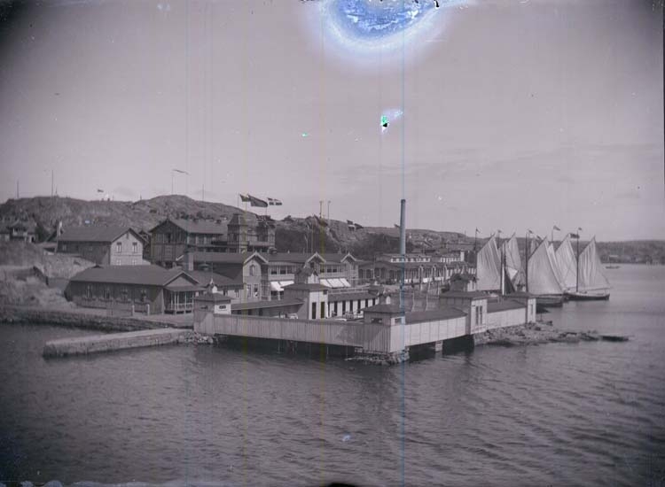Enligt text som medföljde bilden: "Badhusområdet taget från Släggön 1897 Lysekil."