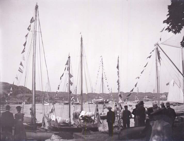 Enligt text som medföljde bilden: "Hamnen, Marstrand."