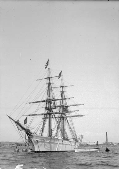Enligt text som medföljde bilden: "Lysekil. Övningsfartyget "Gladan" 15/10 1901."