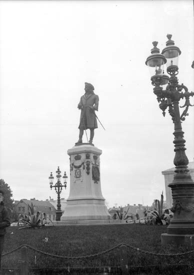 Enligt text som medföljde bilden: "Carlskrona Carl XI:s staty 23/9 1907."
