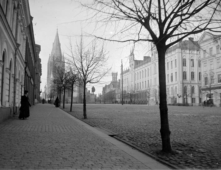 Enligt text som medföljde bilden: "Örebro. Kyrkan o. Stadshuset."