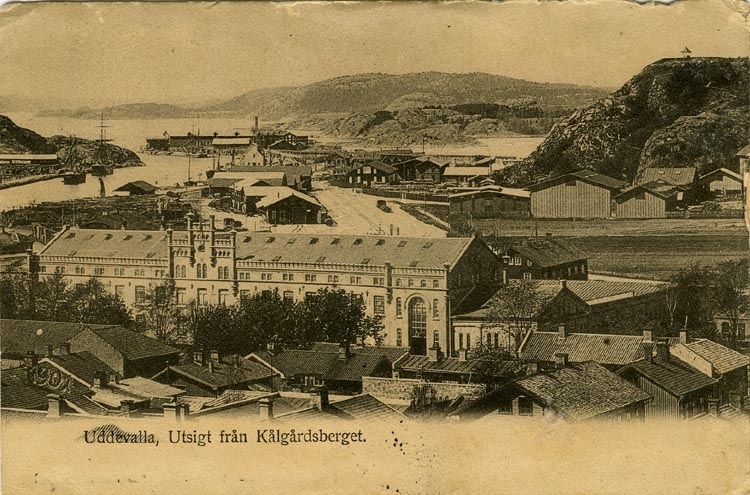 Tryckt text på vykortets framsida: "Uddevalla, Utsigt från Kålgårdsberget."