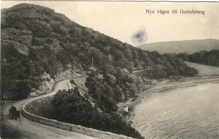Tryckt text på vykortets framsida: "Nya vägen till Gustafsberg."
