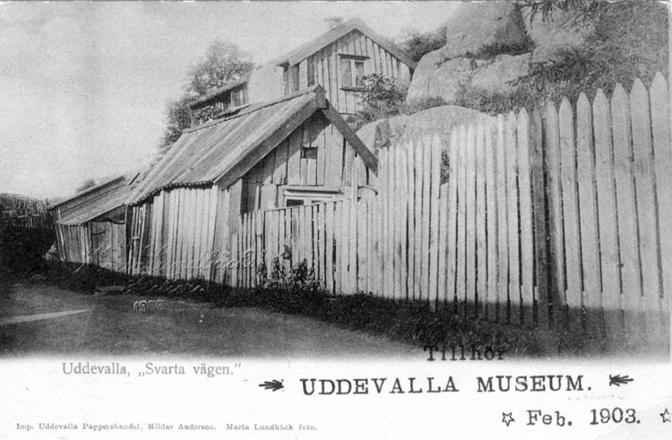 Tryckt text på vykortets framsida: "Uddevalla, Svarta vägen."

