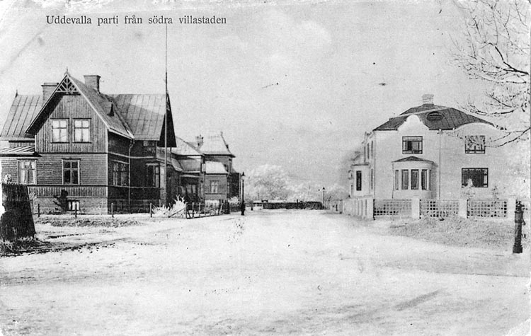 Tryckt text på vykortets framsida: "Uddevalla. Parti från södra villastaden".