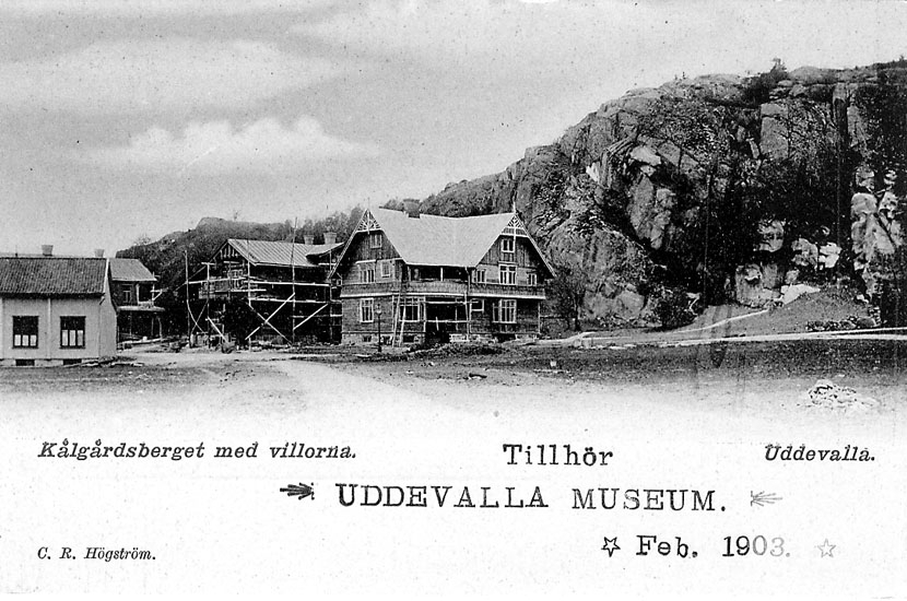Tryckt text på vykortets framsida: "Kålgårdsberget med villorna Uddevalla".