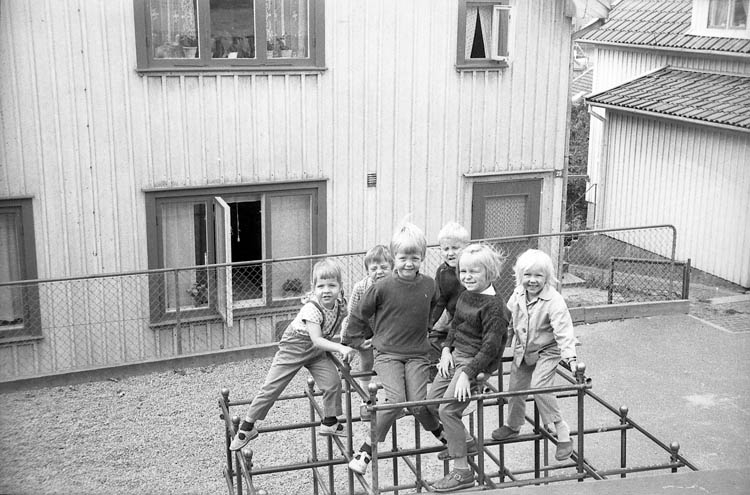 Enligt fotografens notering: "Lysekils första dagis 1962, låg vid Banviksgatan Gunnel Höglind föreståndare".