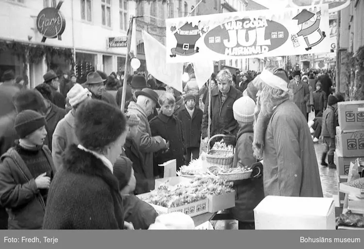 Enligt fotografens notering: "Julmarknaden i Lysekil 1970".