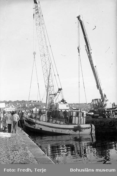 Enligt fotografens notering: "Bärgning av fiskebåten Balder 1970 Lys.".