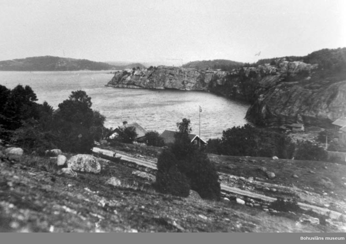 Enligt text på baksidan av fotot: "Slussen, Orust med Runnsberget och i bakgrunden Lilla Hasselön - Sunneröa. Tidigt 1900-t".