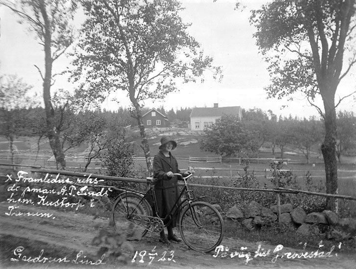 Enligt noteringar: "Gudrun Lind 1 juli 1923. På väg till Grebbestad. Framlidne riksdagsman A. P. Linds hem Kustorp i Tanum."
