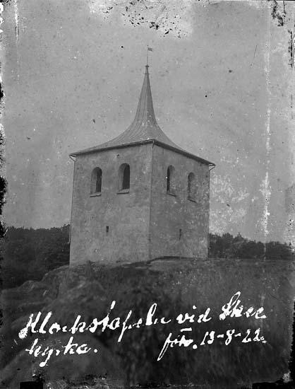 Enligt text på fotot: "Klockstapeln vid Skee kyrka. foto 13-8-22".