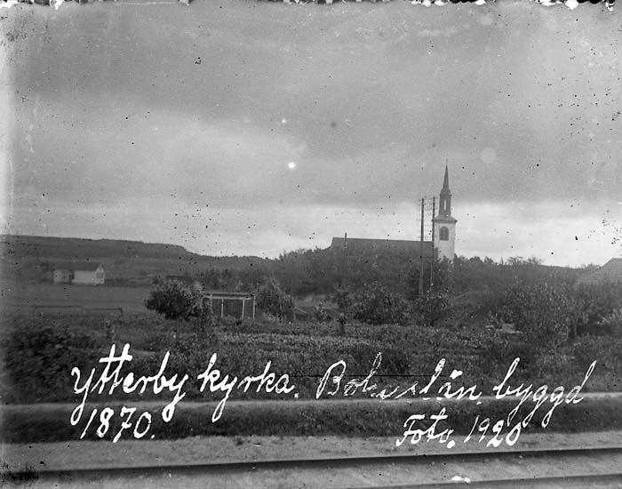 Enligt text på fotot: "Ytterby kyrka, Bohuslän, byggd 1870. Foto 1920".