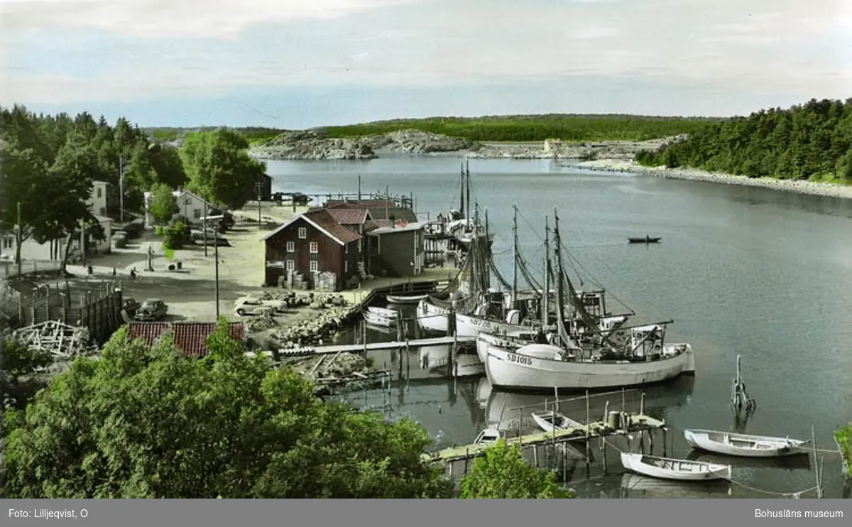 Hamnen på Rossö, fyra räktrålare ligger förtöjda, den närmast är SD1015 som tillhörde Einar Hansson på Löstasundet.