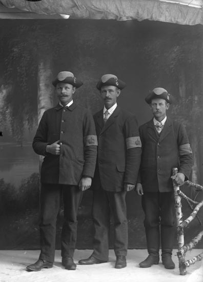 Enligt fotografens noteringar: "3 Landstormsmän från 1914 i Munkedal."