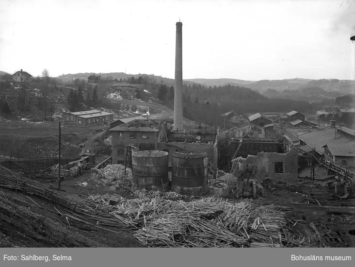Text som medföljde bilden: "Äfter en eldsvåda i Munkedals fabrik."