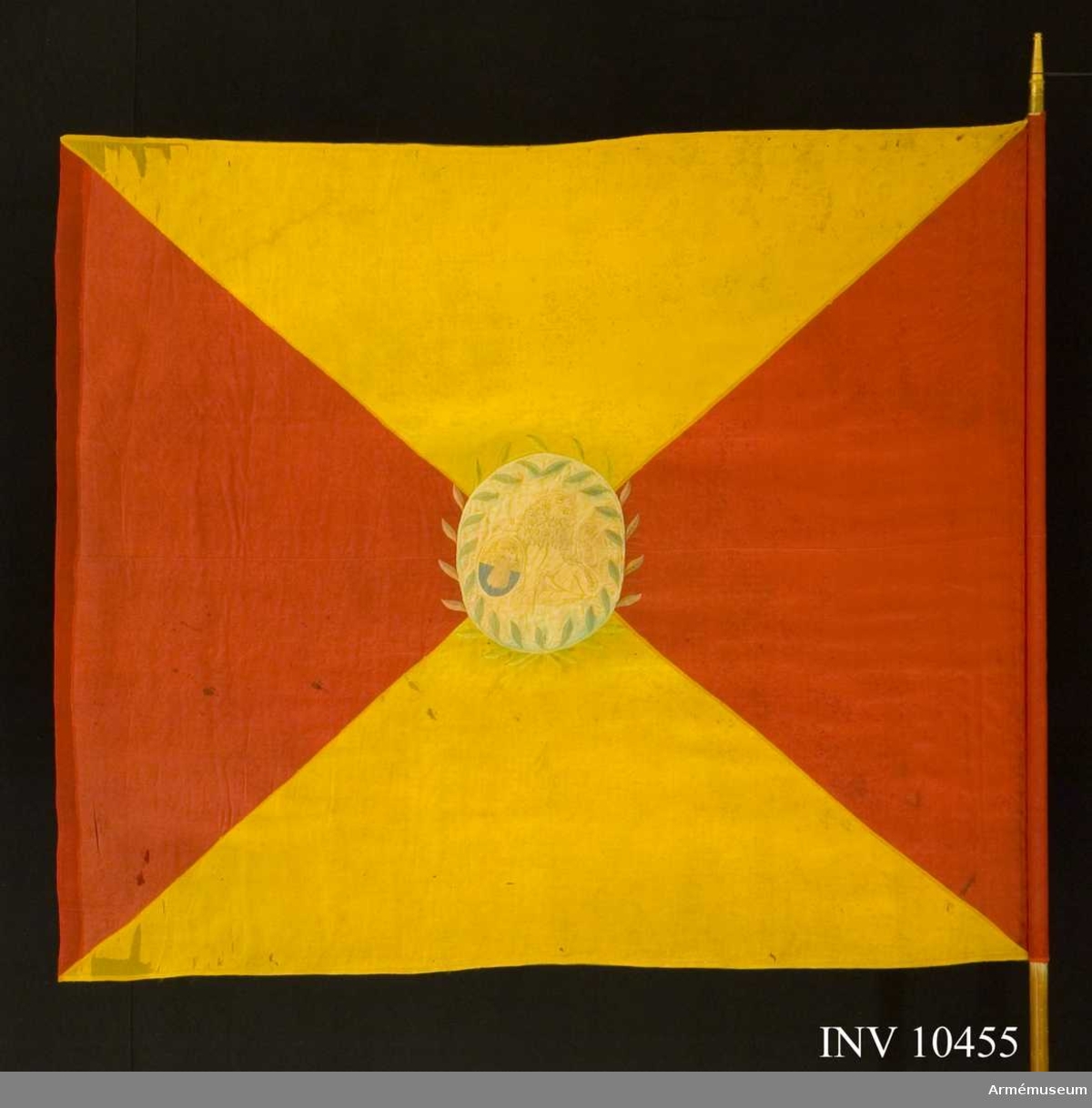 Grupp B I.

Kompanifana för Adlercreutzska regementet, som 1807 sytts om till kompanifana för Norra och Södra Skånska infanteriregementet 1812. 

Duk av sidenkypert, fyrstyckad röd och gul, i mitten broderat en sköld med Skånes vapen, omgivet av en lagerkrans.
