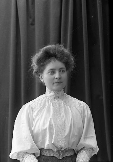 Enligt fotografens journal nr 1 1904-1908: "Larsson Fr. Hulda Skällerbred Ljungskile".