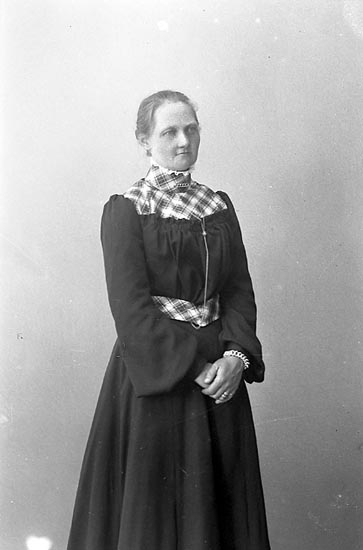 Enligt fotografens journal nr 1 1904-1908: "Mattsson, Fru Alma Anrås Jörlanda".