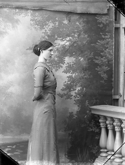Enligt fotografens journal Lyckorna 1909-1918: "Kalsén, Fröken Lyckorna".