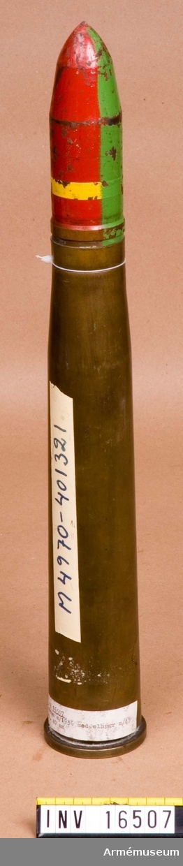 Med spårljushalvpansargranat m/1943 (slhpgr m/43). Patronhylsans l: 311 mm. Märt: XF 4700 37 (39 SX Z 4600) Åskåd 62.Granaten märkt: m/43-SKF 4501 HO. Färg märkning: gul rand på röd botten (grön rand).