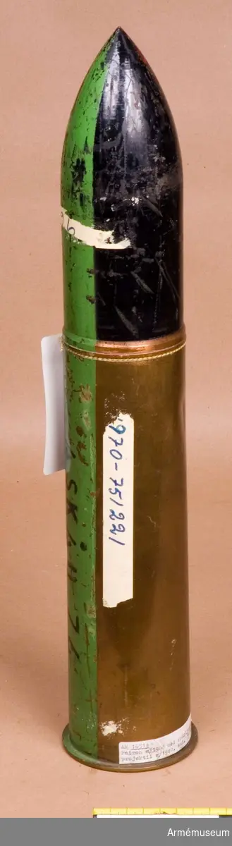 Patron m/1900. M spårljusprojektil m/1940.Patronhylsan märkt XF 4700 P.1 en krona Ammunitionsfabriken en krona 1916 L 40 14. Grön rand Åskåd 76.Projektil är svart och märkt "4" en krona "NS (44)".