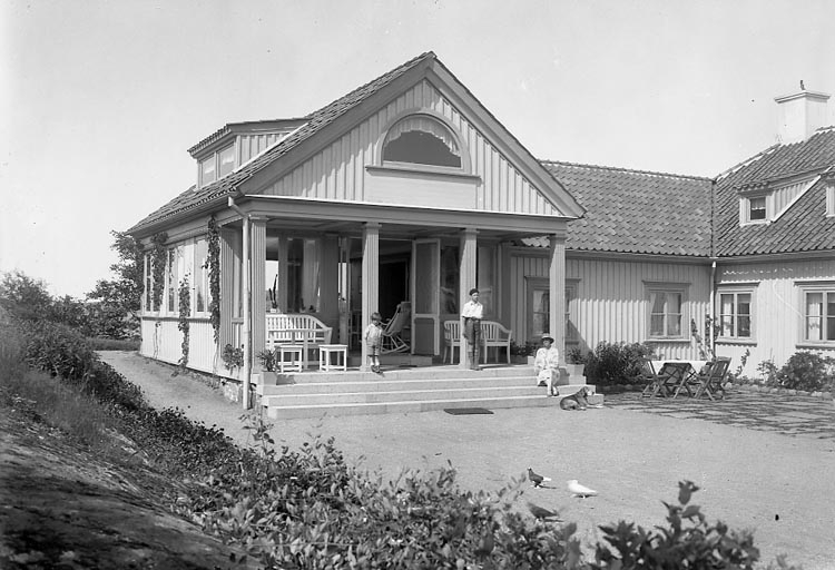 Enligt fotografens journal nr 5 1923-1929: "Bengtsson, Grossh., villan Stenungsund".