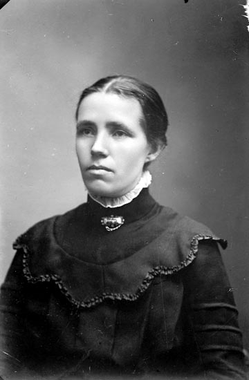 Enligt fotografens journal Lyckorna 1909-1918: "Johansson, Hilda Hälle Ljungskile".