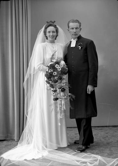 Enligt fotografens journal 7 1944-1950: "Amundsson, Pastor Svedahl, Hour Här".