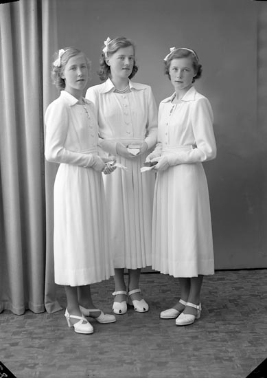 Enligt fotografens journal nr 7 1944-1950: "Berntsson, Marianne, Inga Lisa o Gunnel Ödsmål".
