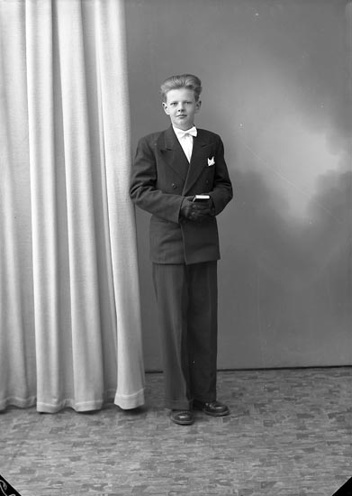 Enligt fotografens journal nr 8 1951-1957: "Hansson, Kurt, Solhem Ödsmål".