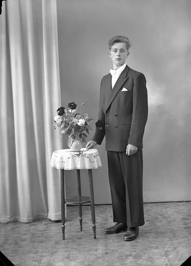 Enligt fotografens journal nr 8 1951-1957: "Larsson, Kjell Groland, Stora Höga".