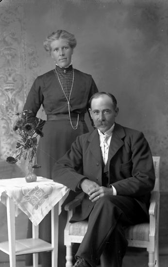 Enligt fotografens journal Lyckorna 1909-1918: "Karlsson, Karl Mastebacken, Svenshögen".
