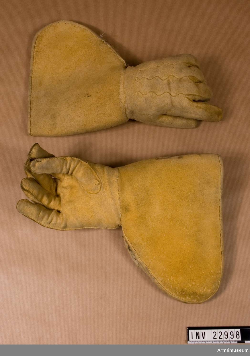 Handskar av gult, sämskat läder.
