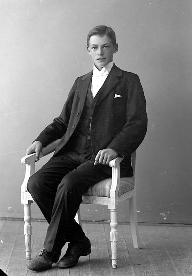 Enligt fotografens journal nr 4 1918-1922: "Pettersson, Aste Kyrkenorum Här".